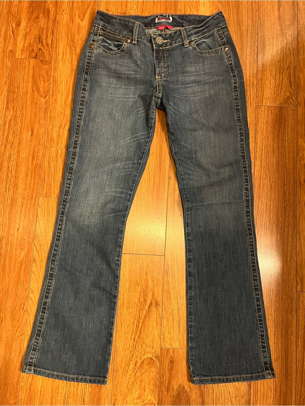 Women’s Wrangler Low Rise Premium Patch Jeans.  Size 9/10x34.  Boot Cut.
